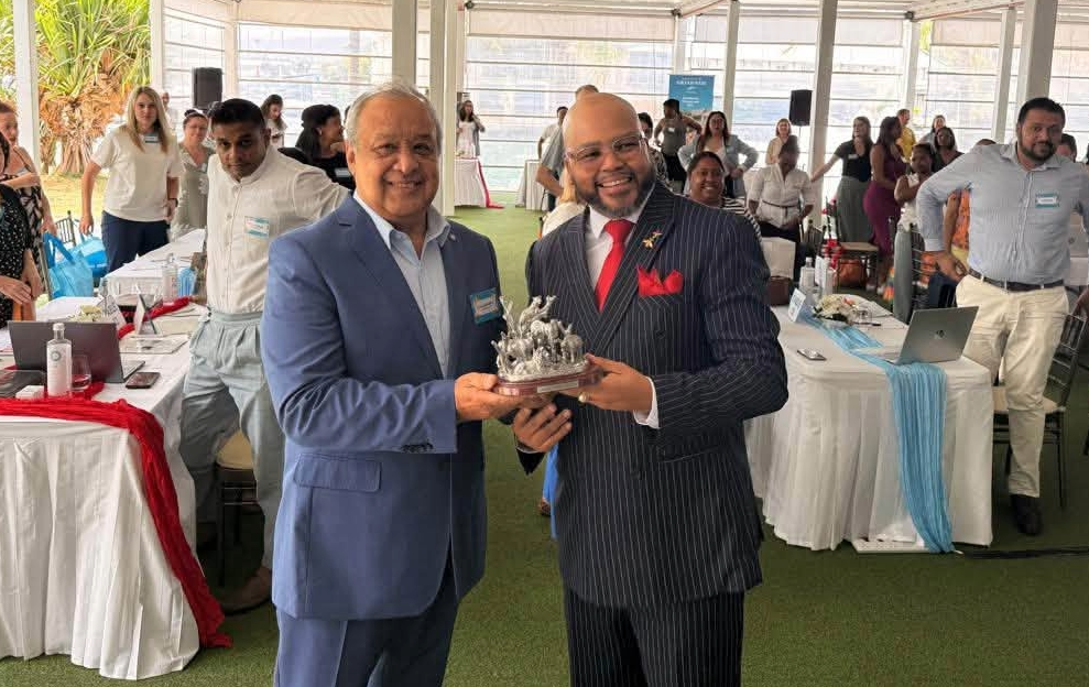Coquille Bonheur reçoit un trophée commémoratif pour ses 20 ans de partenariat avec Thompsons Holidays South Africa